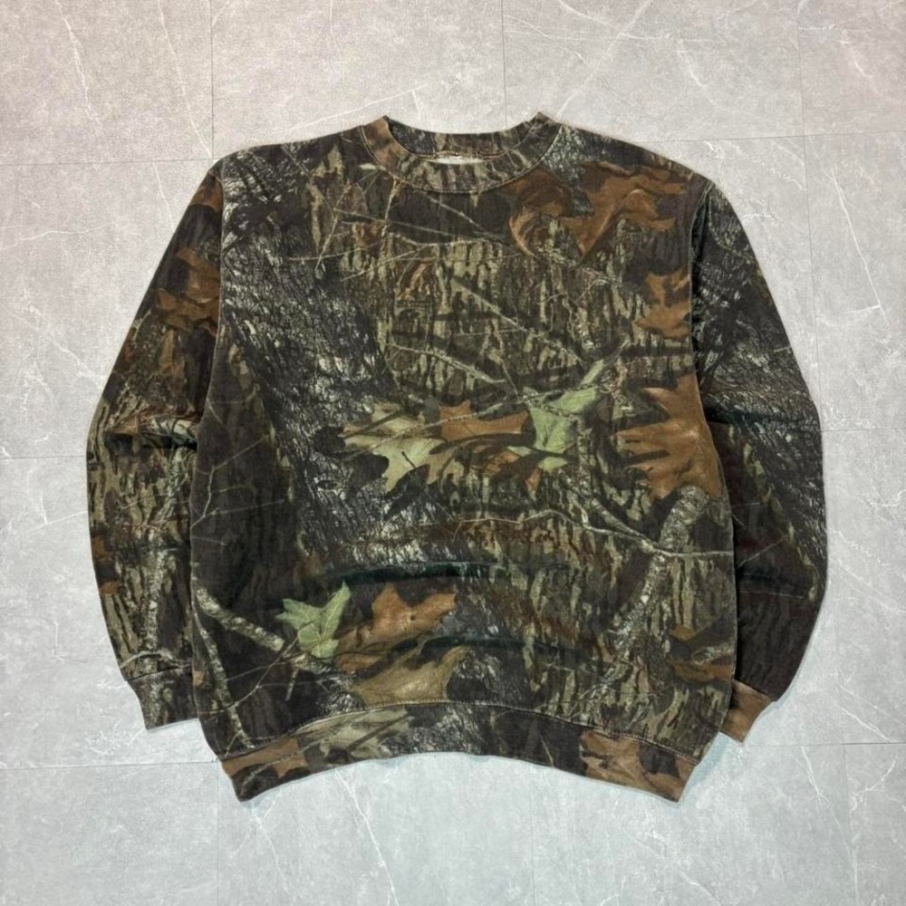 90's Realtree camo‎ crewneck with a worn look